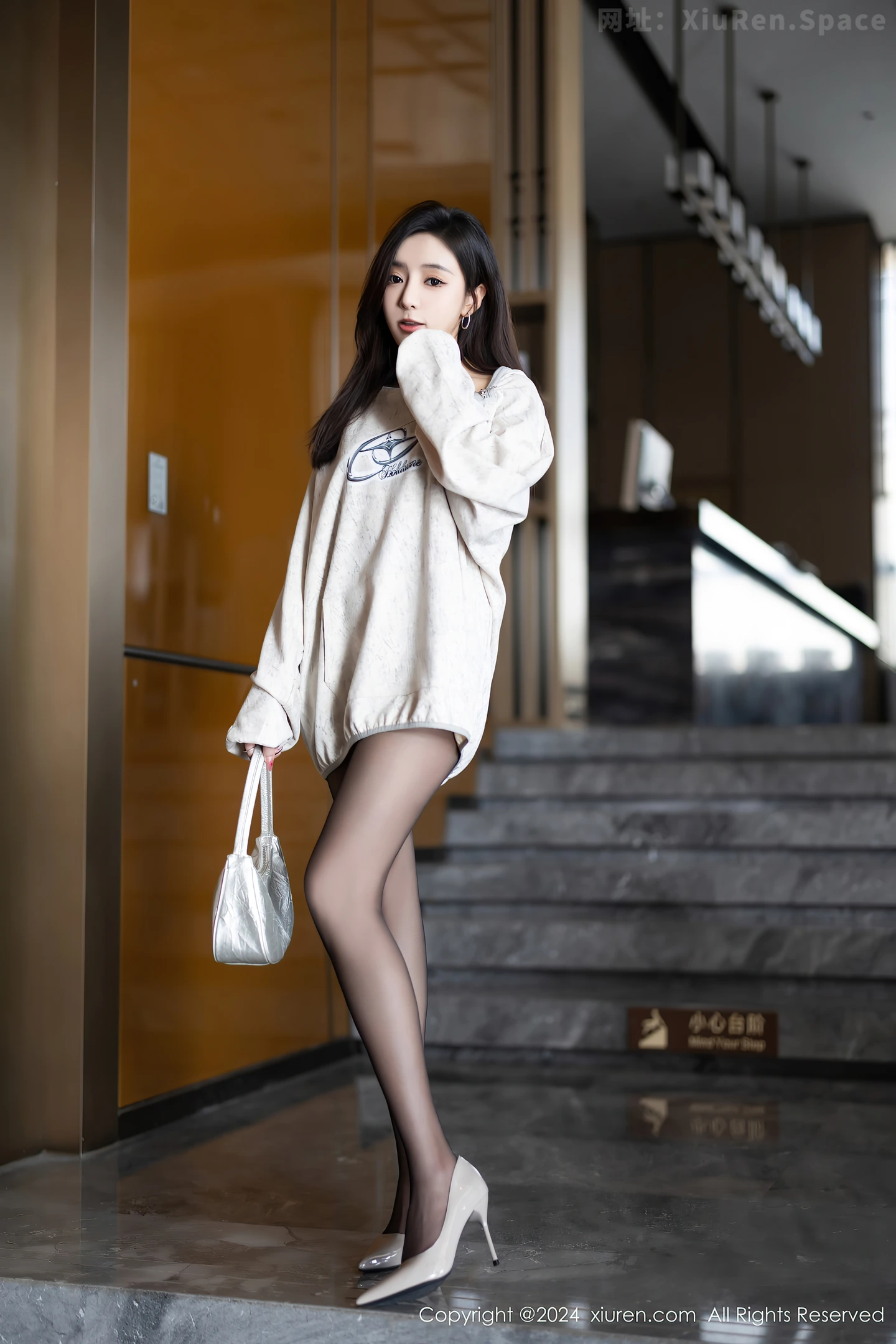 图片[2]-[XiuRen秀人网]VOL.8135 女神王馨瑶yanni脱外套露性感情趣内衣配超薄黑丝迷人诱惑写真80P-秀人网官方网站